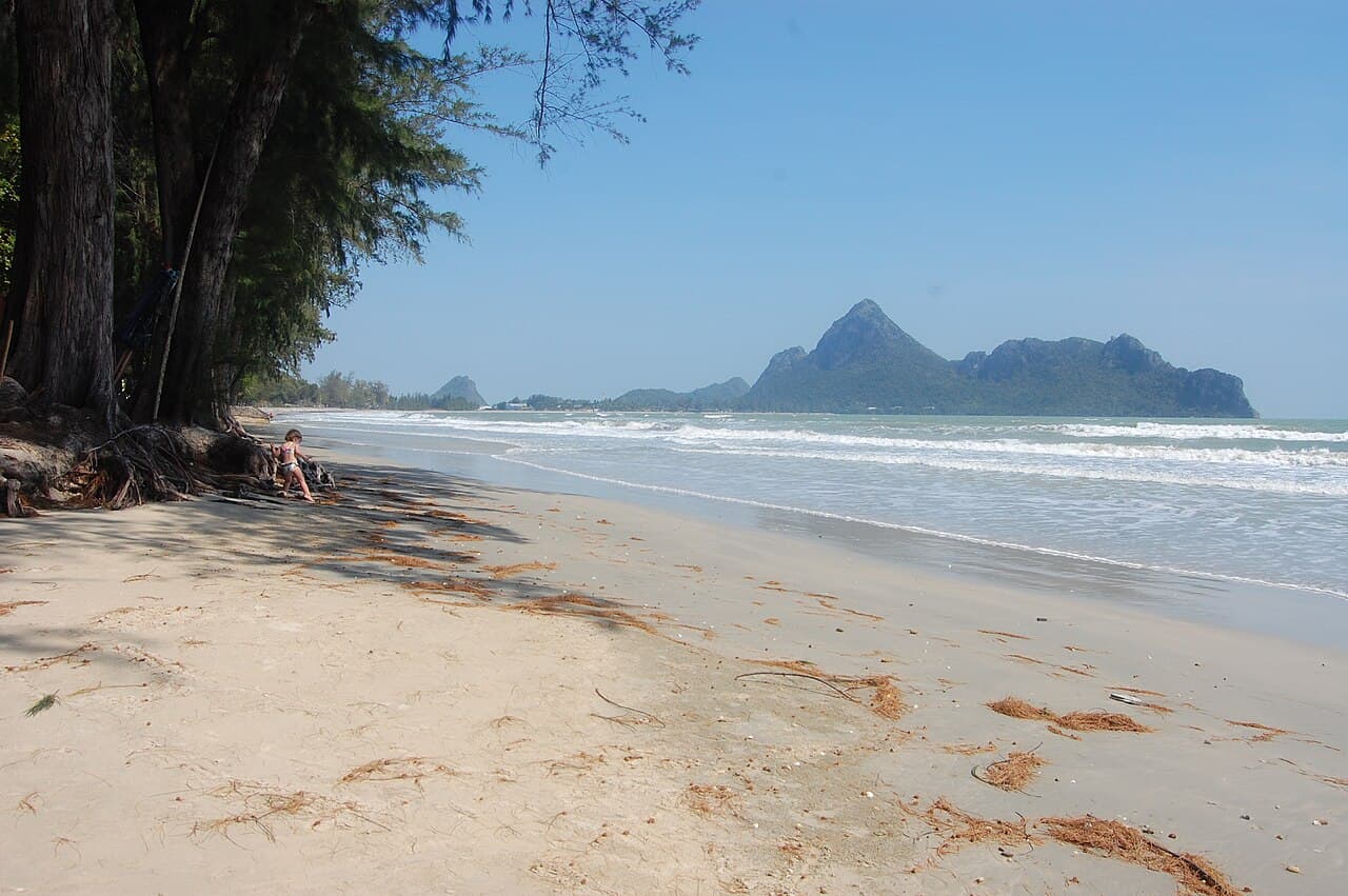 Ao Manao paplūdimys Prachuap Khiri Khan provincijoje, su kalnais horizonte